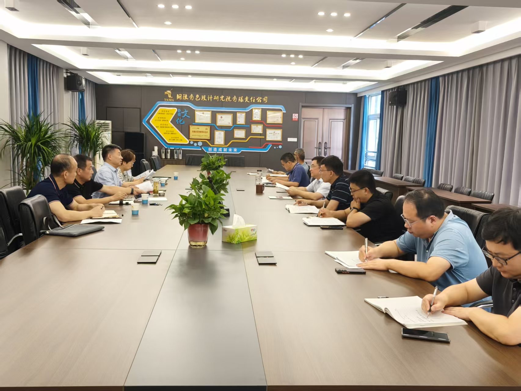 集團公司總經(jīng)理助理李新到設(shè)計院調(diào)研